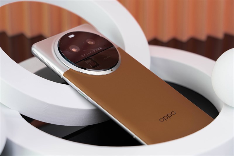 Cuối cùng là bản mặt lưng da sang trọng, lịch lãm