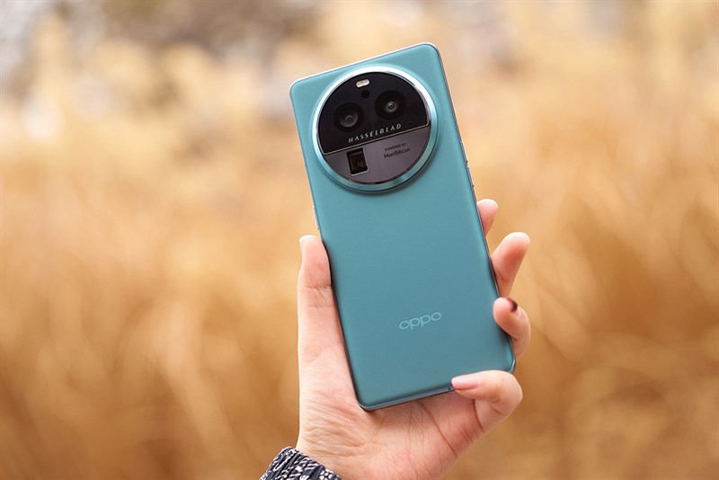 Tuy vậy, kích thước OPPO Find X6 Pro có phần lớn hơn phiên bản tiền nhiệm một chút nên sẽ gây một chút khó khăn cho những bạn có bàn tay nhỏ