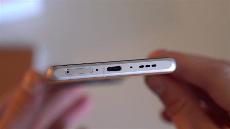 Cạnh đáy của sản phẩm là nơi đặt khe cắm SIM, mic, cổng cắm USB Type-C và dải loa