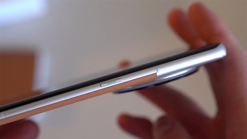 Cạnh phải của máy chỉ có nút nguồn