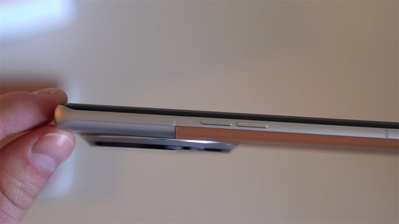 Cạnh trái OPPO Find X6 Pro chứa cụm phím tăng/giảm âm lượng