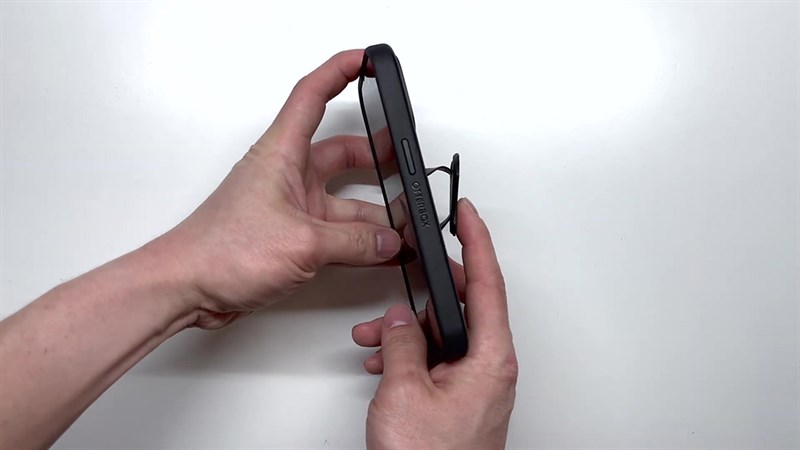 Khi gắn OtterGrip Symmetry điện thoại cũng không bị quá dày.