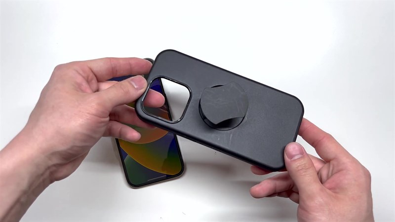 OtterGrip Symmetry được làm từ polycarbonate và cao su.