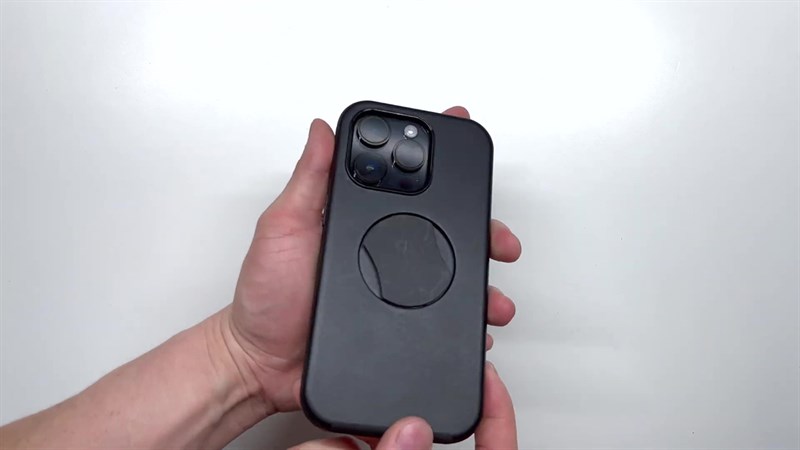 OtterGrip có tính năng bảo vệ chống rơi MIL-STD 3x và được trang bị grip tiện dụng.