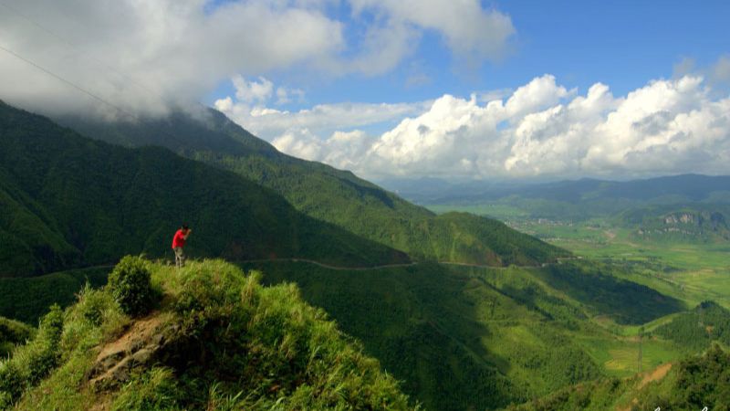 Từ đèo Khau Cọ nhìn xuống Than Uyên