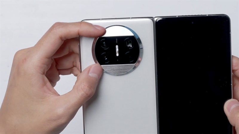Huawei Mate X3 nổi bật với cụm camera to tròn ở nửa trên mặt lưng