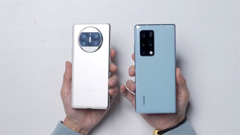 Mặt lưng của Huawei Mate X3 được hoàn thiện từ kính và chiều ngang tương tự với smartphone thông thường