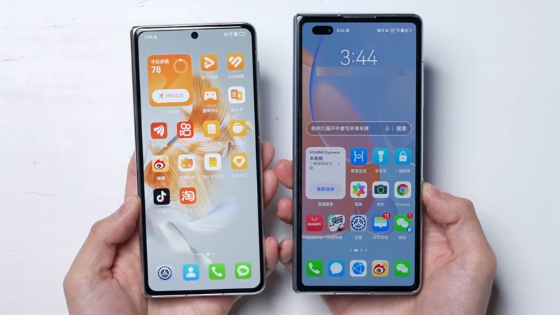 Huawei Mate X3 (trái) có giá khởi điểm từ 12.999 Nhân Dân Tệ