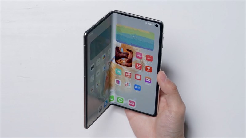 Phần bản lề của Huawei Mate X3 được cải tiến cho khả năng gập linh hoạt