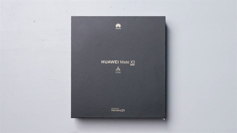 Phần hộp đựng của Huawei Mate X3 được thiết kế đơn giản nhưng đầy sự sang trọng