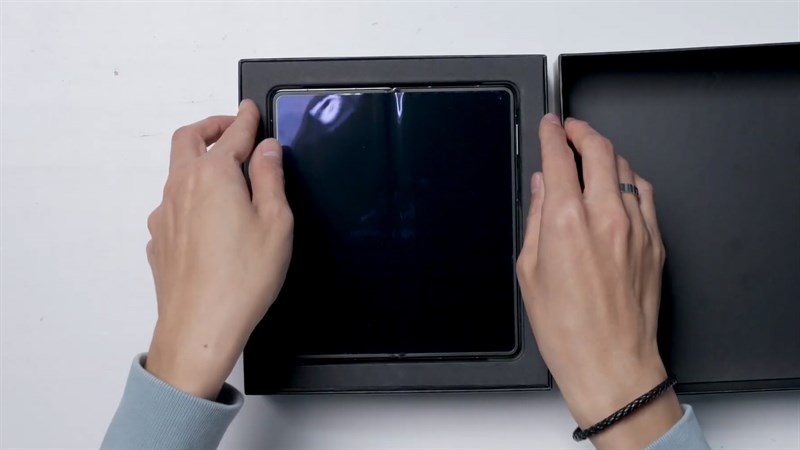 Bên trong là điện thoại Huawei Mate X3 được đặt gọn trong vỉ giấy carton