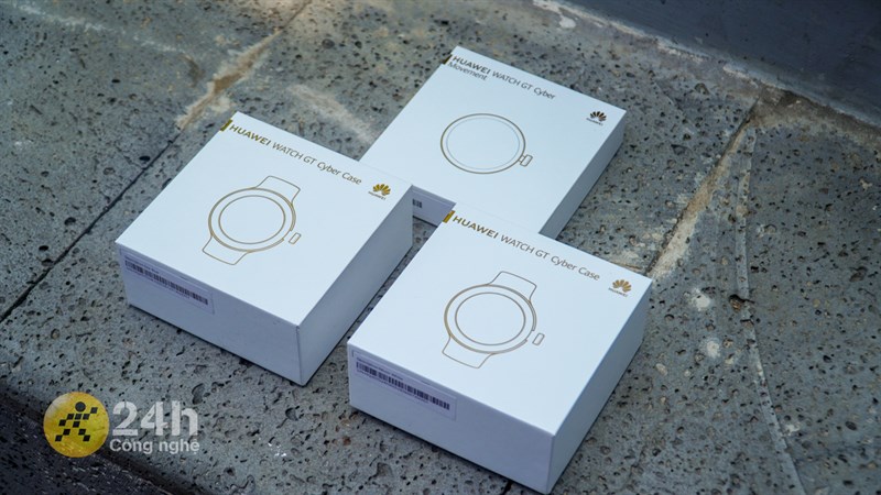 Mở ra bên trong thì thiết bị và dây đeo sẽ nằm ở những hộp riêng biệt, lưu ý với các bạn là sản phẩm chi đi kèm 1 dây đeo thôi nha! Mở ra bên trong thì thiết bị và dây đeo sẽ nằm ở những hộp riêng biệt, lưu ý với các bạn là sản phẩm chi đi kèm 1 dây đeo thôi nha!