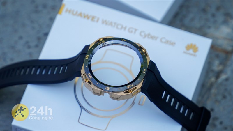 Đây là dây đeo màu đen cùng khung viền vàng của HUAWEI WATCH GT Cyber. Đây là dây đeo màu đen cùng khung viền vàng của HUAWEI WATCH GT Cyber.