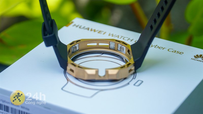 Nếu nhìn cận cảnh bên trong phần khung vàng thì chúng ta sẽ thấy các khớp kết nối với chiếc đồng hồ. Nếu nhìn cận cảnh bên trong phần khung vàng thì chúng ta sẽ thấy các khớp kết nối với chiếc đồng hồ.