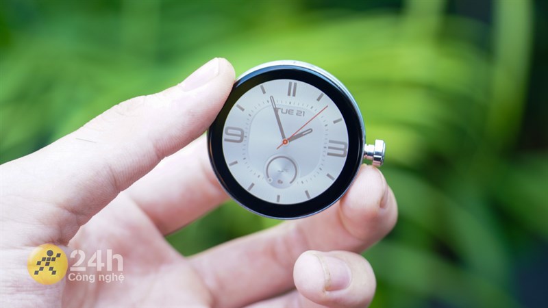 Ở phía bên cạnh phải của HUAWEI WATCH GT Cyber bạn sẽ bắt gặp một nút xoay. Ở phía bên cạnh phải của HUAWEI WATCH GT Cyber bạn sẽ bắt gặp một nút xoay.