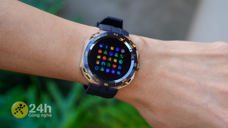 Đây là HUAWEI WATCH GT Cyber với dây đeo màu đen cùng khung viền màu vàng.