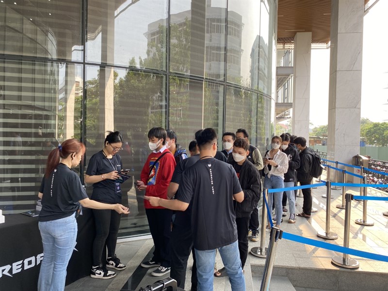 Các bạn trẻ đã xếp hàng đông đủ, háo hức tham gia sự kiện