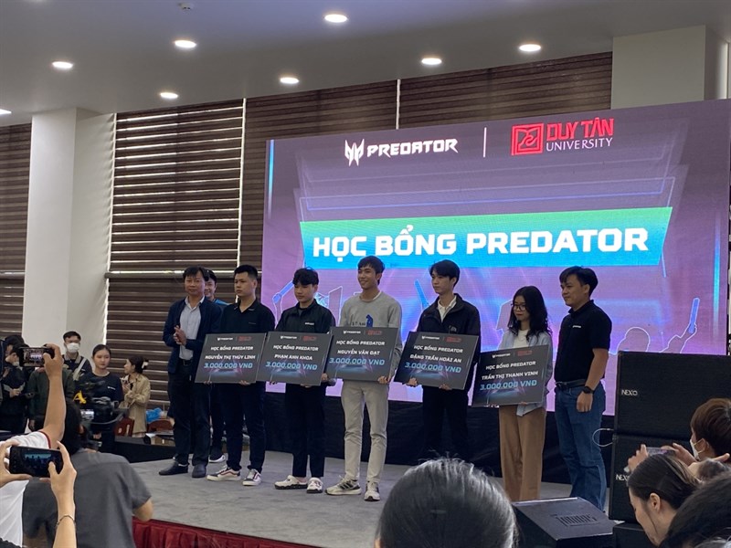 Các bạn nhận học bổng Predator