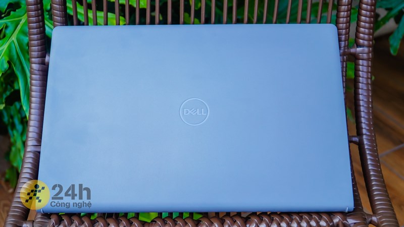 Dell Vostro 15 3520 còn có kích thước tổng thể hợp lý để bỏ vào balo Dell Vostro 15 3520 còn có kích thước tổng thể hợp lý để bỏ vào balo