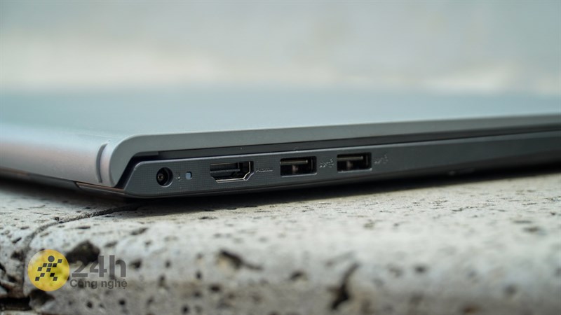 Cạnh trái của Dell Vostro 3520 Cạnh trái của Dell Vostro 3520
