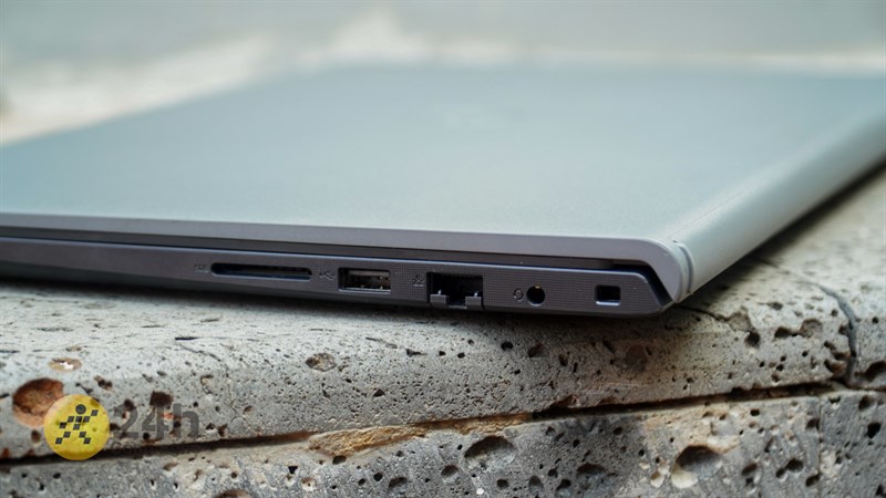 Cạnh phải của Dell Vostro 3520 Cạnh phải của Dell Vostro 3520