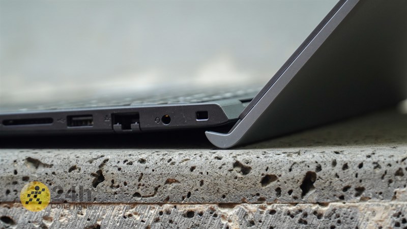 Dell Vostro 3520 còn có bản lề Ergolift hiện đại giúp máy có được góc nghiêng hợp lý khi làm việc Dell Vostro 3520 còn có bản lề Ergolift hiện đại giúp máy có được góc nghiêng hợp lý khi làm việc