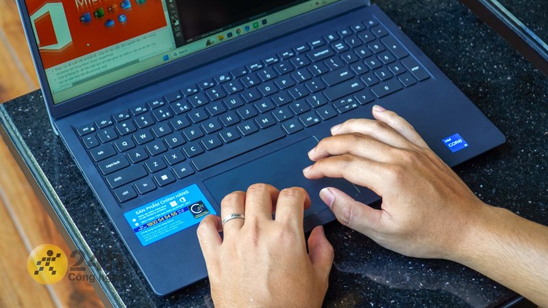 Phần TouchPad của Dell Vostro 3520 cho trải nghiệm tốt, vuốt chạm mượt mà. Phần TouchPad của Dell Vostro 3520 cho trải nghiệm tốt, vuốt chạm mượt mà.