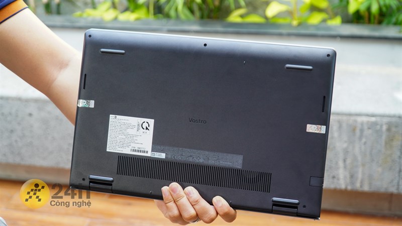 Dell Vostro 15 3520 bị nóng có thể là do hệ thống tản nhiệt của máy không quá lớn Dell Vostro 15 3520 bị nóng có thể là do hệ thống tản nhiệt của máy không quá lớn