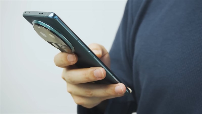 OPPO Find X6 Pro vẫn mang đến cảm giác cầm nắm cân đối mặc dù có cụm camera to dày OPPO Find X6 Pro vẫn mang đến cảm giác cầm nắm cân đối mặc dù có cụm camera to dày