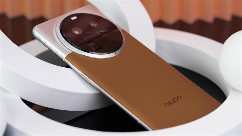 OPPO Find X6 Pro cũng có phiên bản mặt lưng được chế tác từ kính kết hợp chất liệu giả da. Nguồn: Gizmochina và Weibo. OPPO Find X6 Pro cũng có phiên bản mặt lưng được chế tác từ kính kết hợp chất liệu giả da. Nguồn: Gizmochina và Weibo.