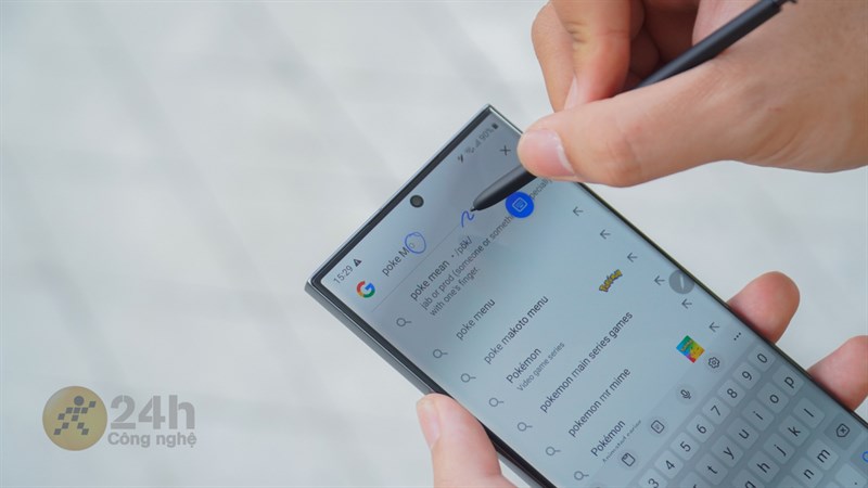 Mình có thể dùng S-Pen trên Galaxy S23 Ultra 5G để viết từ khóa bằng nhiều ngôn ngữ (trong đó có tiếng Việt) trên thanh tìm kiếm của Google.