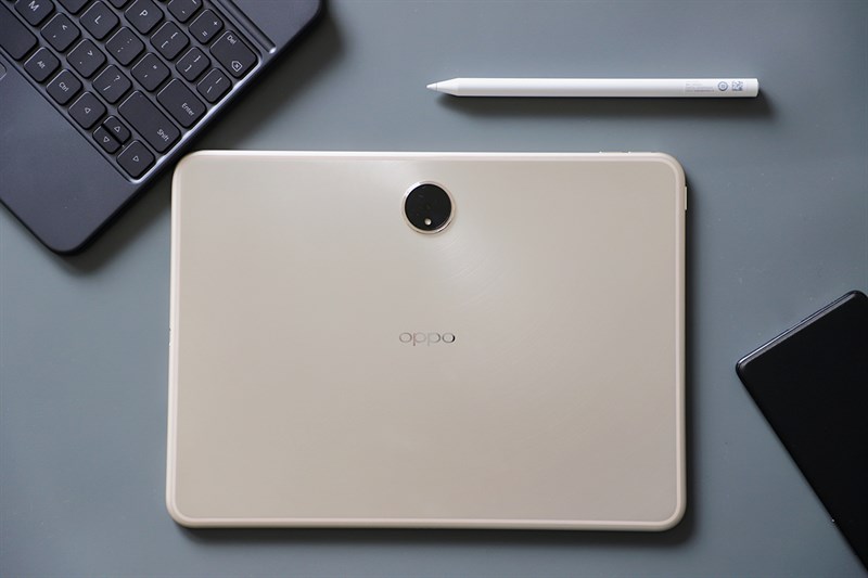 Mặt sau của OPPO Pad 2 được hoàn thiện dạng nhám, giúp tăng độ bám khi cầm và thao tác.