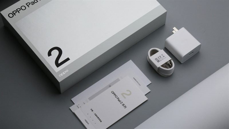 Các phụ kiện đi kèm với OPPO Pad 2 bên trong hộp là củ sạc, cáp sạc và sách hướng dẫn sử dụng.