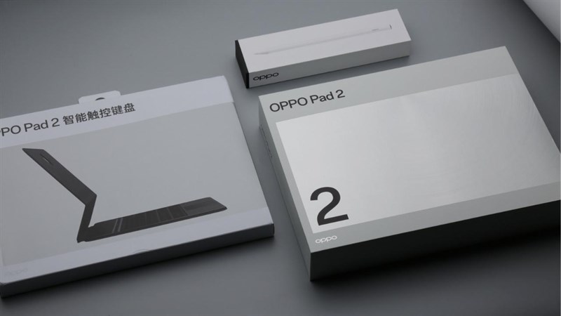 Hộp đựng của OPPO Pad 2 có tone màu trắng thanh lịch, với mặt trước in tên và hình ảnh cách điều sản phẩm.