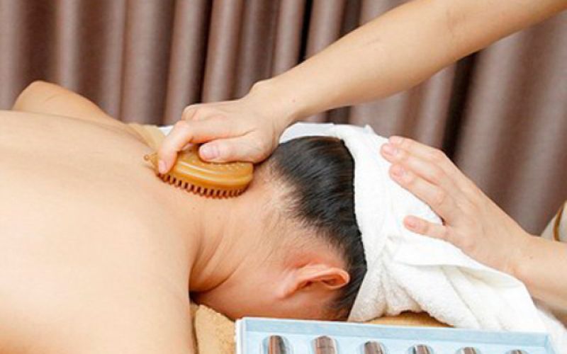 Massage cổ và vai gáy bằng lược