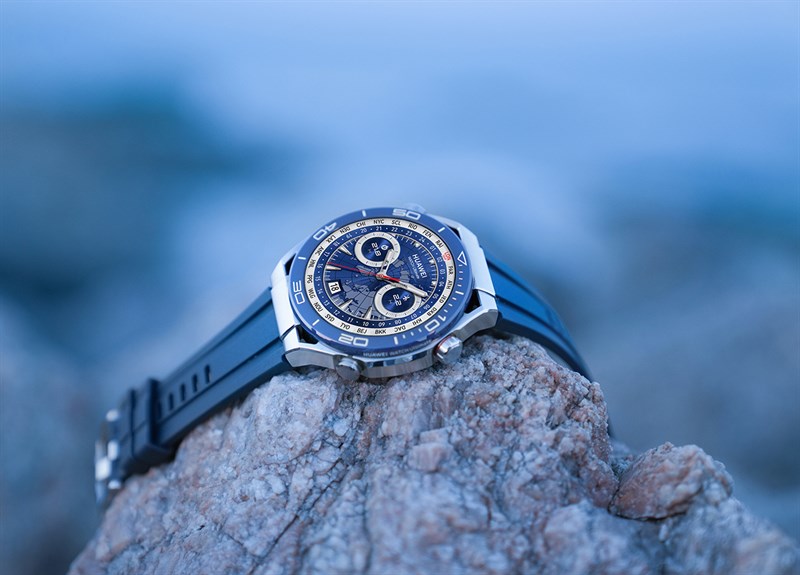 Nếu bạn mua phiên bản màu bạc dây Titan thì sẽ được tặng thêm dây cao su thay thế