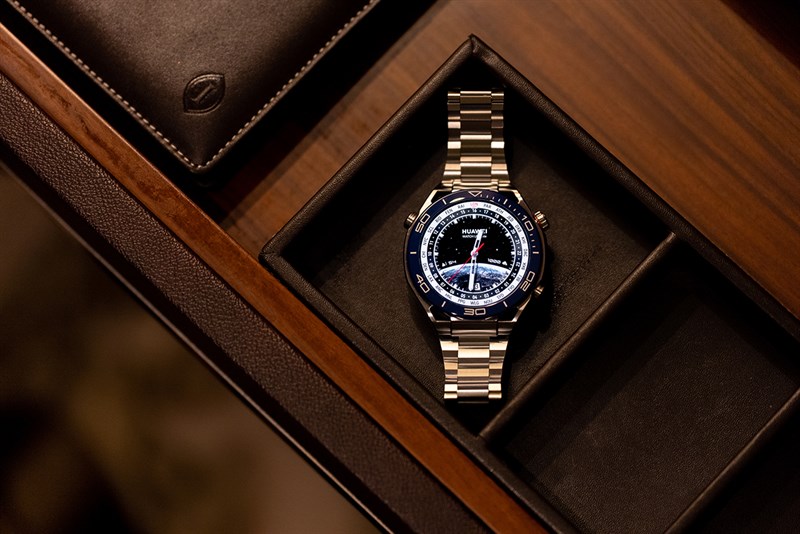 Huawei Watch Ultimate phiên bản màu bạc làm mình liên tưởng đến những chiếc đồng hồ cổ điển