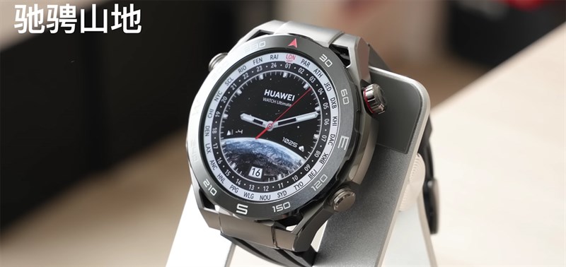 Còn đây là phiên bản Across the mountain với màu đen làm chủ đạo tạo được cảm giác mạnh mẽ và năng động