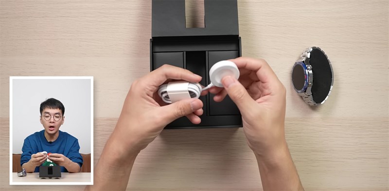 Bên trong hộp đựng Huawei Watch Ultimate chứa cục sạc nam châm