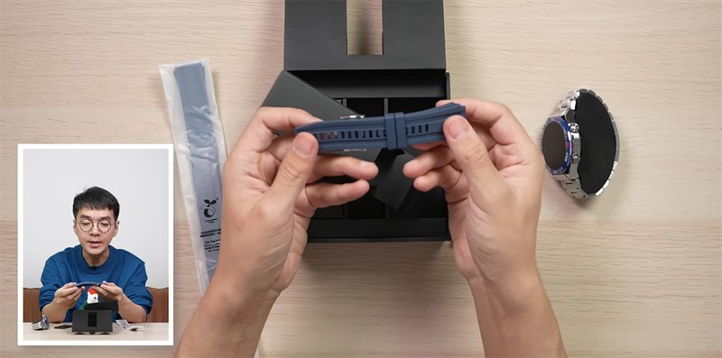 Nếu bạn mua phiên bản màu bạc dây Titan thì sẽ được tặng thêm dây cao su thay thế