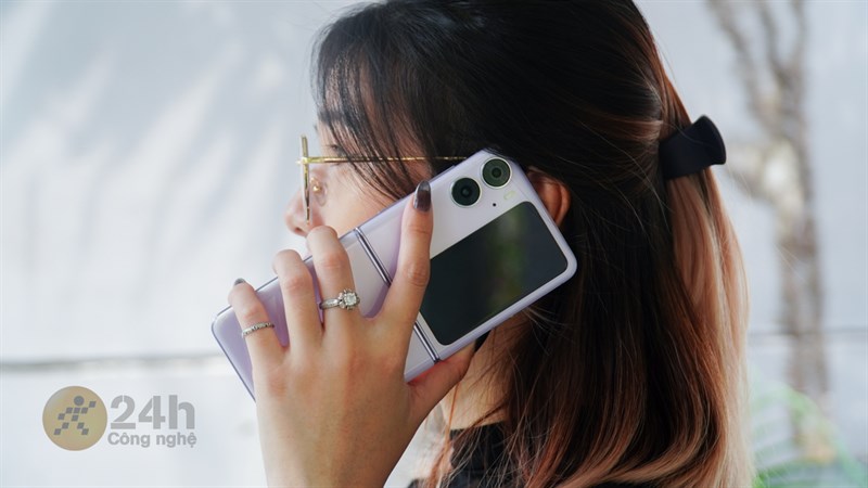 Mua điện thoại gập chính hãng là an tâm nhất rồi còn gì