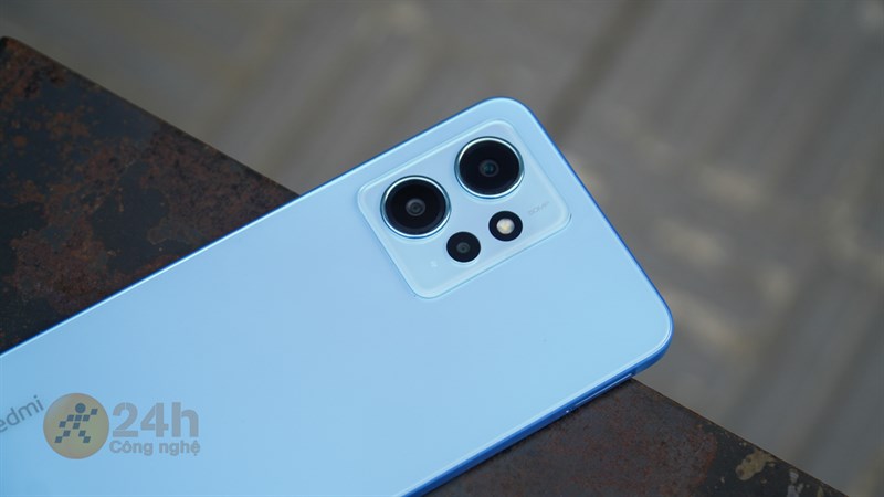 Mặt sau của Redmi Note 12 được hoàn thiện nhám nhẹ.