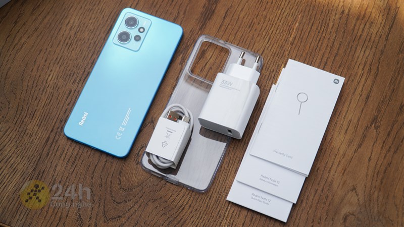 Bên trong hộp sẽ bao gồm Redmi Note 12, sách hướng dẫn sử dụng, que chọc SIM, ốp lưng, củ sạc và dây sạc.