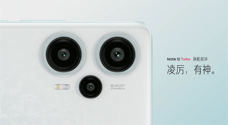 Cụm camera được thiết kế lồi lên khỏi mặt lưng và có đường viền xoắn bao quanh viền ống kính Cụm camera được thiết kế lồi lên khỏi mặt lưng và có đường viền xoắn bao quanh viền ống kính