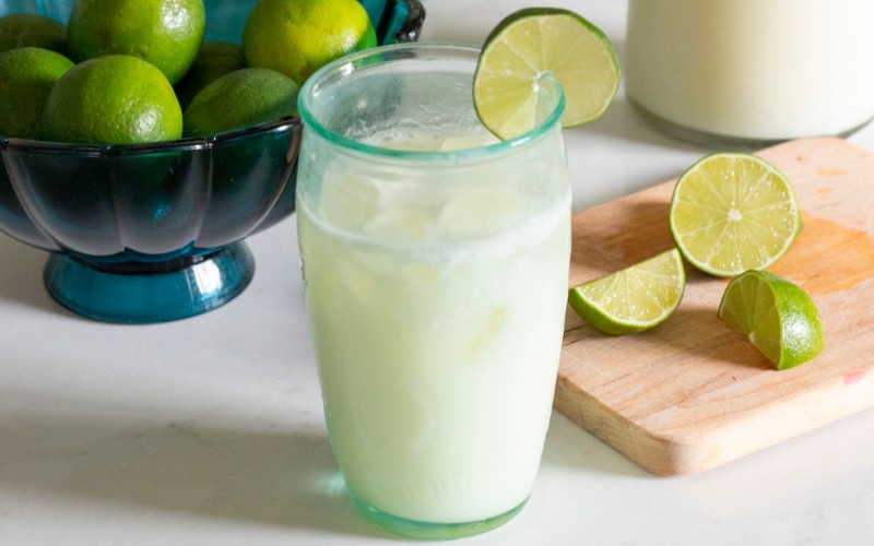 Share how to make a cool Brazilian lemon shake, cool down on a hot day
