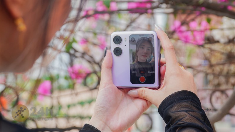 Màn hình phụ của OPPO Find N2 Flip thật sự rất tiện lợi cho việc chụp ảnh hay quay video. Màn hình phụ của OPPO Find N2 Flip thật sự rất tiện lợi cho việc chụp ảnh hay quay video.