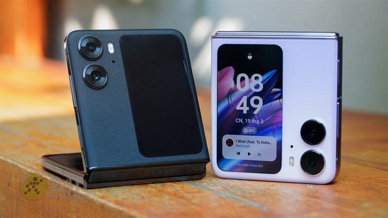Màn hình phụ của Find N2 Flip đã được OPPO kéo lên sát bản lề phía giữa với kích thước 3.26 inch.