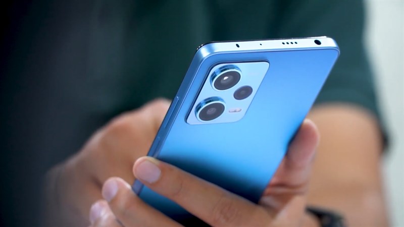 Redmi Note 12 Pro 5G chỉ nặng 187 gram và dày 7.98 mm giúp cầm nắm thoải mái Redmi Note 12 Pro 5G chỉ nặng 187 gram và dày 7.98 mm giúp cầm nắm thoải mái