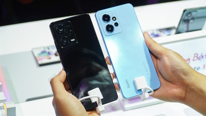 Redmi Note 12 Pro 5G (trái) có thiết kế gần tương đồng với Redmi Note 12 (phải). Redmi Note 12 Pro 5G (trái) có thiết kế gần tương đồng với Redmi Note 12 (phải).