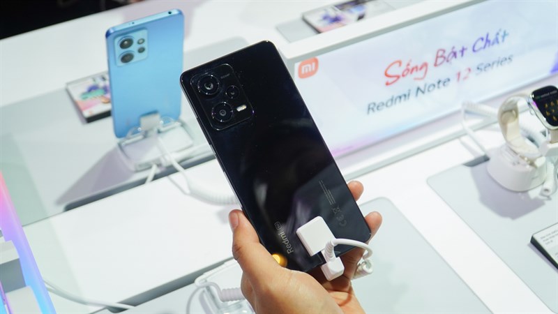 Cảm giác cầm Redmi Note 12 Pro 5G trên tay rất thoải mái, dễ chịu. Cảm giác cầm Redmi Note 12 Pro 5G trên tay rất thoải mái, dễ chịu.